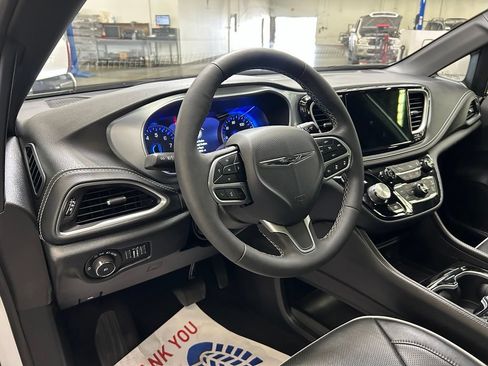 Used 2026 Chrysler Pacifica Limited FWD image 22