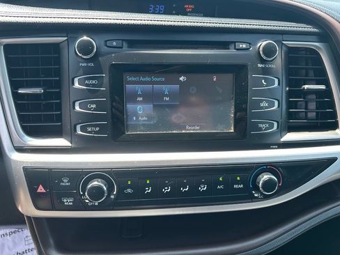 Used 2019 Toyota Highlander LE AWD/4WD image 19