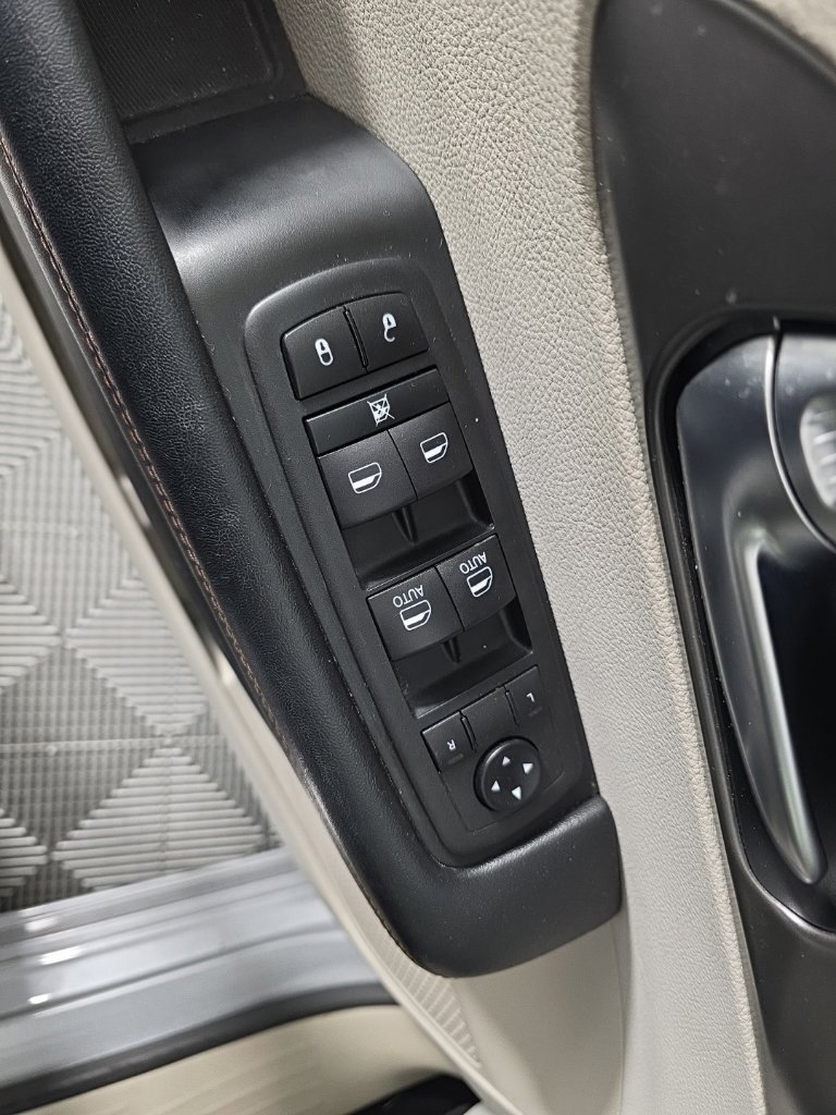 Used 2020 Chrysler Pacifica Touring w/ Cold Weather Group FWD image 12