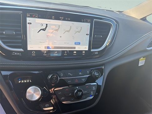 New 2026 Chrysler Pacifica Select image 12