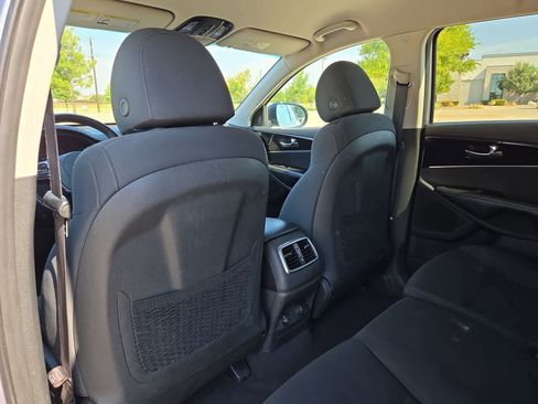 Used 2020 Kia Sorento S FWD image 16