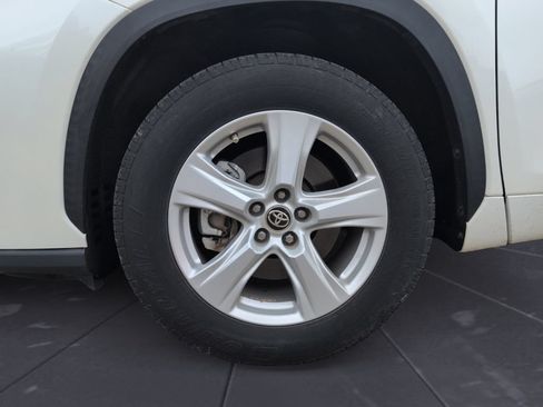 Used 2020 Toyota Highlander L FWD image 24