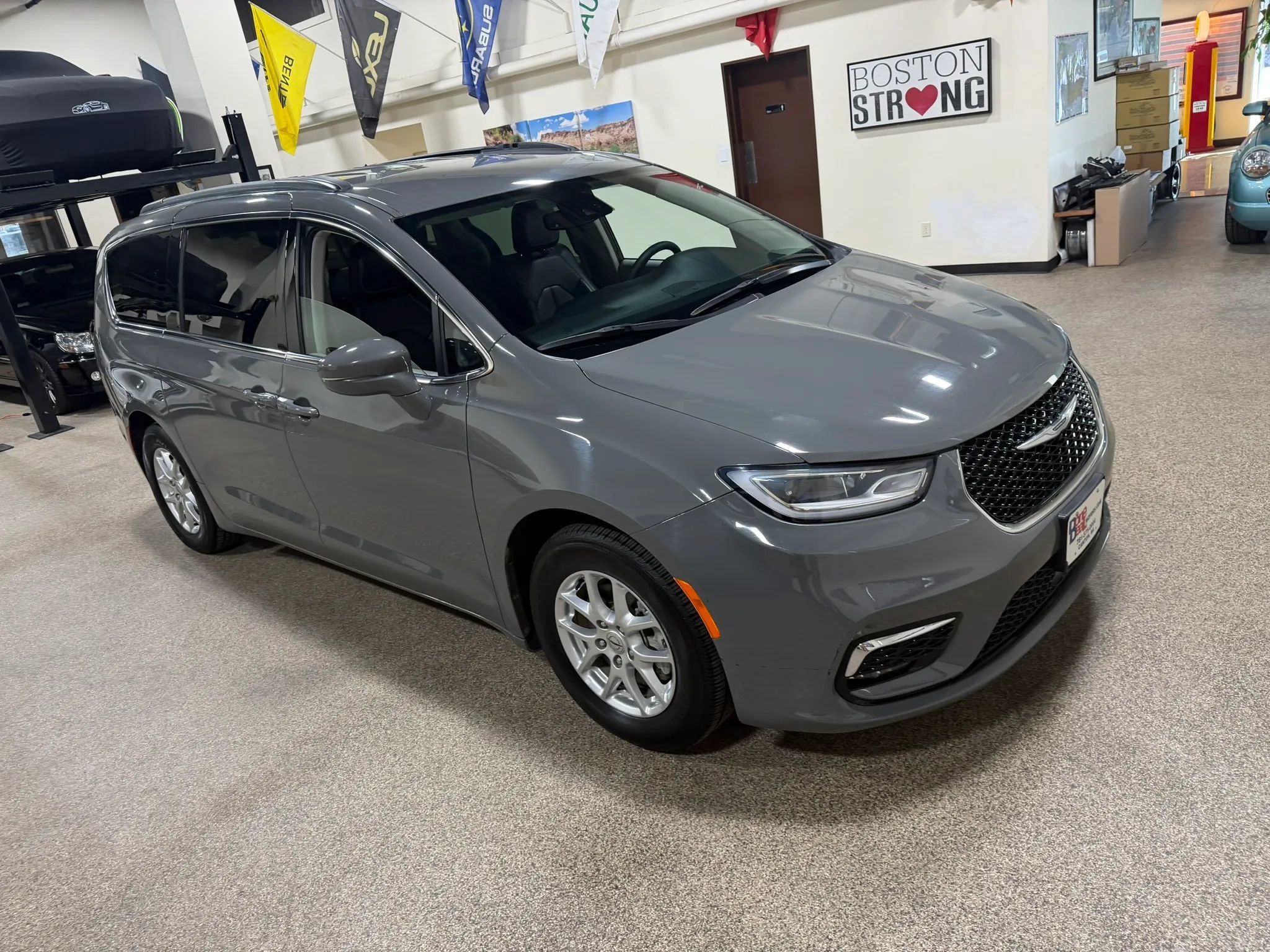 Used 2022 Chrysler Pacifica Touring-L FWD image 13