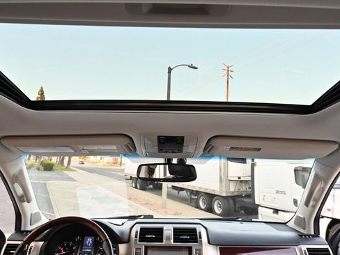 Used 2018 Lexus GX 460 Luxury w/ Preferred Accessory Package image 22