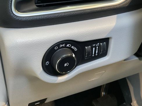 Used 2023 Chrysler Pacifica Limited image 25