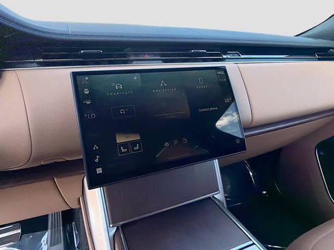 Used 2025 Land Rover Range Rover SE image 29