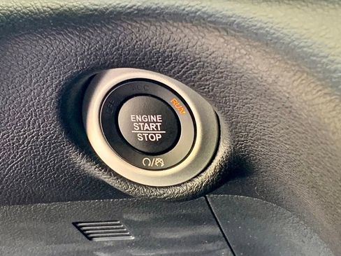 Used 2025 Chrysler Pacifica Select FWD image 33