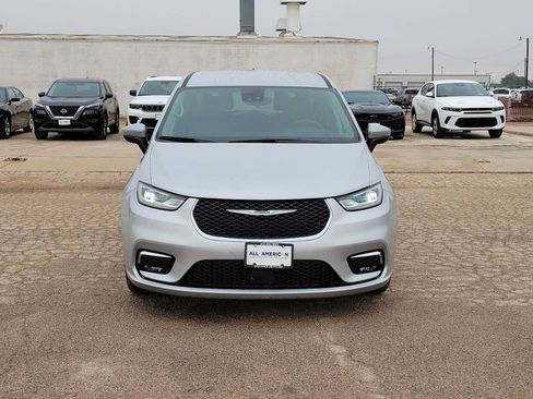 Used 2023 Chrysler Pacifica Touring-L FWD image 3