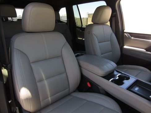 Used 2024 GMC Acadia Elevation w/ Luxury Package FWD image 11