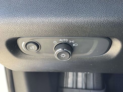 Used 2023 Chevrolet Traverse LT FWD image 19