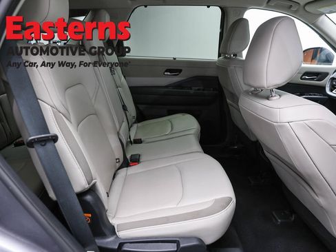 Used 2022 Nissan Pathfinder SL AWD/4WD image 23
