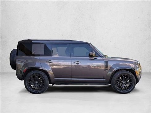 Used 2025 Land Rover Defender 110 image 4