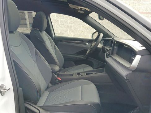 New 2025 Volkswagen Tiguan SE R-Line image 41