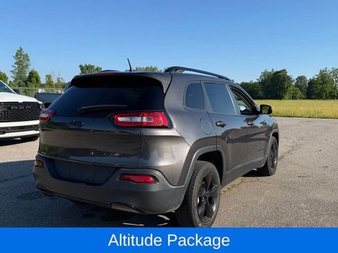 Used 2017 Jeep Cherokee Sport FWD image 8