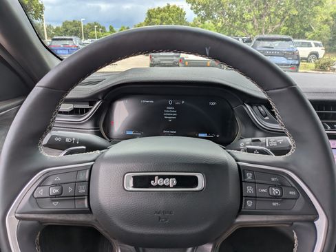 Used 2024 Jeep Grand Cherokee Limited w/ Luxury Tech Group II AWD/4WD image 28