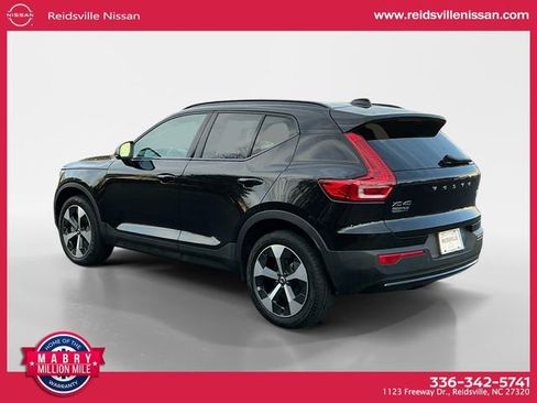 Used 2024 Volvo XC40 B5 Plus image 4