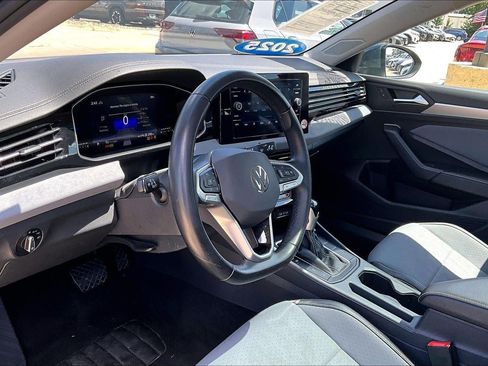 Used 2025 Volkswagen Jetta SE FWD image 17