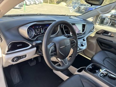 Used 2024 Chrysler Pacifica Touring-L image 12