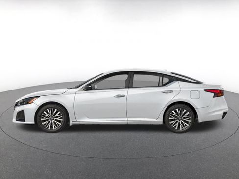 Used 2025 Nissan Altima 2.5 SV FWD image 3