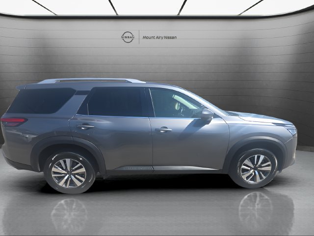 Used 2025 Nissan Pathfinder SL AWD/4WD image 3