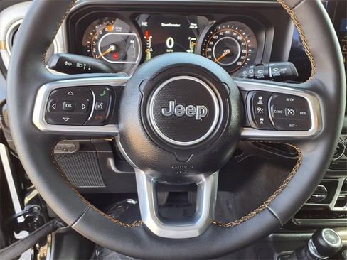 Used 2025 Jeep Wrangler Sahara image 14