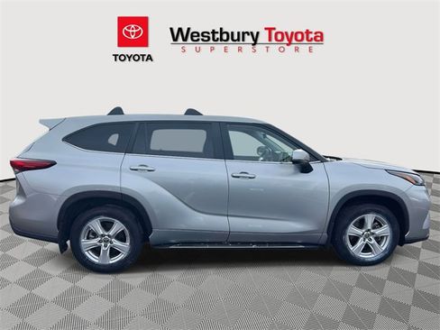 Used 2023 Toyota Highlander LE image 5