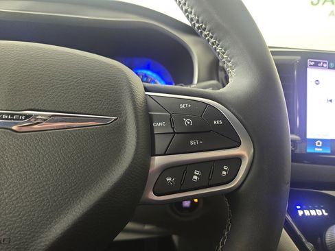 Used 2022 Chrysler Pacifica Touring-L image 18