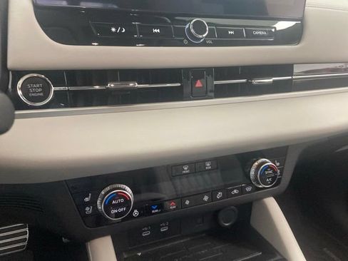 Used 2025 Mitsubishi Outlander AWD image 12