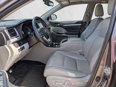 Used 2016 Toyota Highlander XLE AWD/4WD image 17