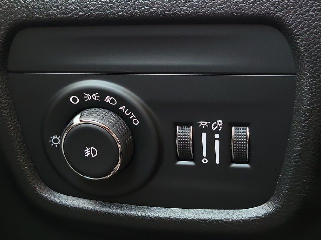 Certified 2024 Jeep Grand Cherokee Limited w/ Black Appearance Package AWD/4WD image 35