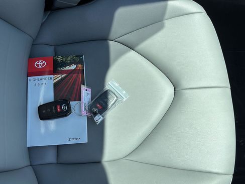 Used 2025 Toyota Highlander XLE AWD/4WD image 11