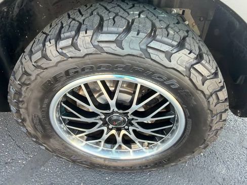 Used 2017 Ford Explorer XLT w/ Equipment Group 202A AWD/4WD image 32