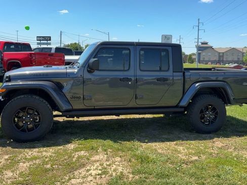 Used 2024 Jeep Gladiator Sport AWD/4WD image 3