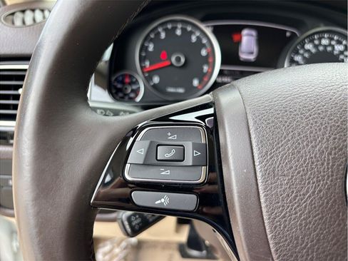 Used 2017 Volkswagen Touareg Sport AWD/4WD image 25