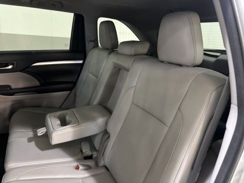 Used 2017 Toyota Highlander XLE FWD image 7