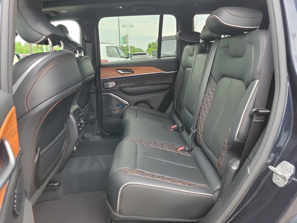 Used 2023 Jeep Grand Cherokee Summit AWD/4WD image 13