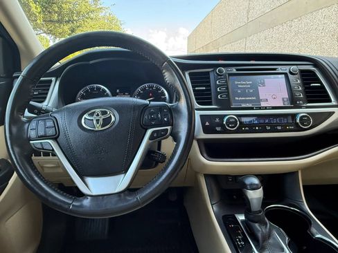 Used 2017 Toyota Highlander XLE AWD/4WD image 13