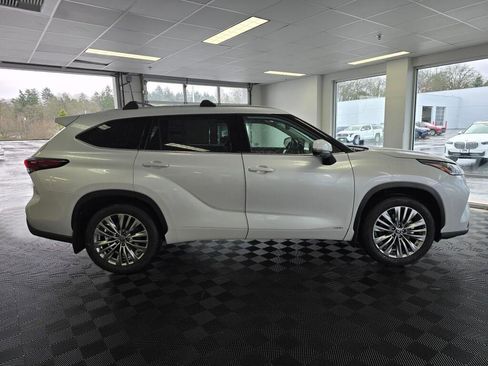New 2026 Toyota Highlander Platinum image 2