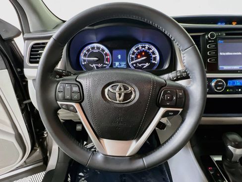 Used 2016 Toyota Highlander Plus FWD image 18