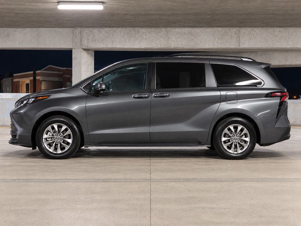 Used 2025 Toyota Sienna XLE FWD image 10