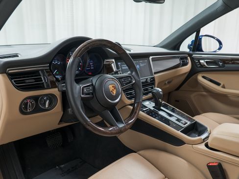 Certified 2022 Porsche Macan image 4