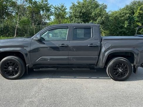 Used 2025 Toyota Tacoma SR5 w/ SR5 Upgrade Package AWD/4WD image 6