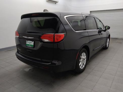 Used 2022 Chrysler Voyager LX FWD image 9