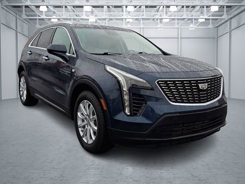 Used 2021 Cadillac XT4 Luxury w/ Cold Weather Package image 3