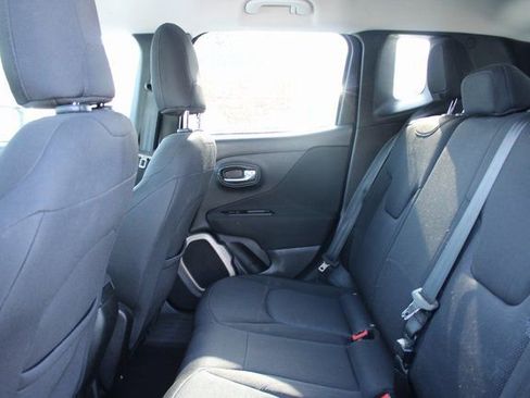 Used 2016 Jeep Renegade Latitude w/ Cold Weather Group image 31