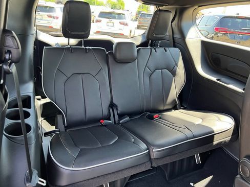 New 2027 Chrysler Pacifica Limited FWD image 17