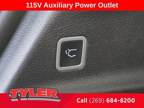 Used 2023 Chrysler Pacifica Limited w/ Uconnect Theater Family Group FWD image 19