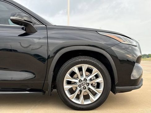 Used 2021 Toyota Highlander Limited FWD image 5