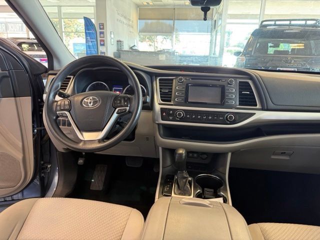 Used 2017 Toyota Highlander LE w/ Carpet Mat Package FWD image 27