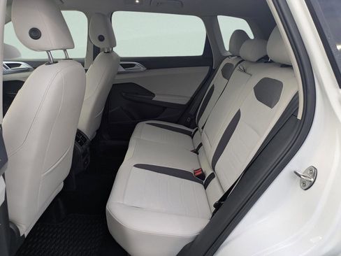 Used 2025 Volkswagen Taos SE w/ Panoramic Sunroof Package image 20